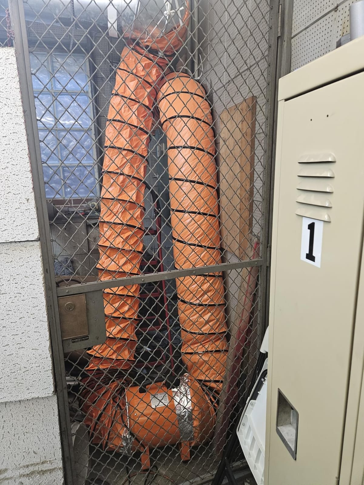 VEVOR Air Mover Blower Fan 12 Inch, 3198CFM 585W with 33ft Flexible Duct, Industrial Portable Ventilator Blower/Exhaust customer photo 1