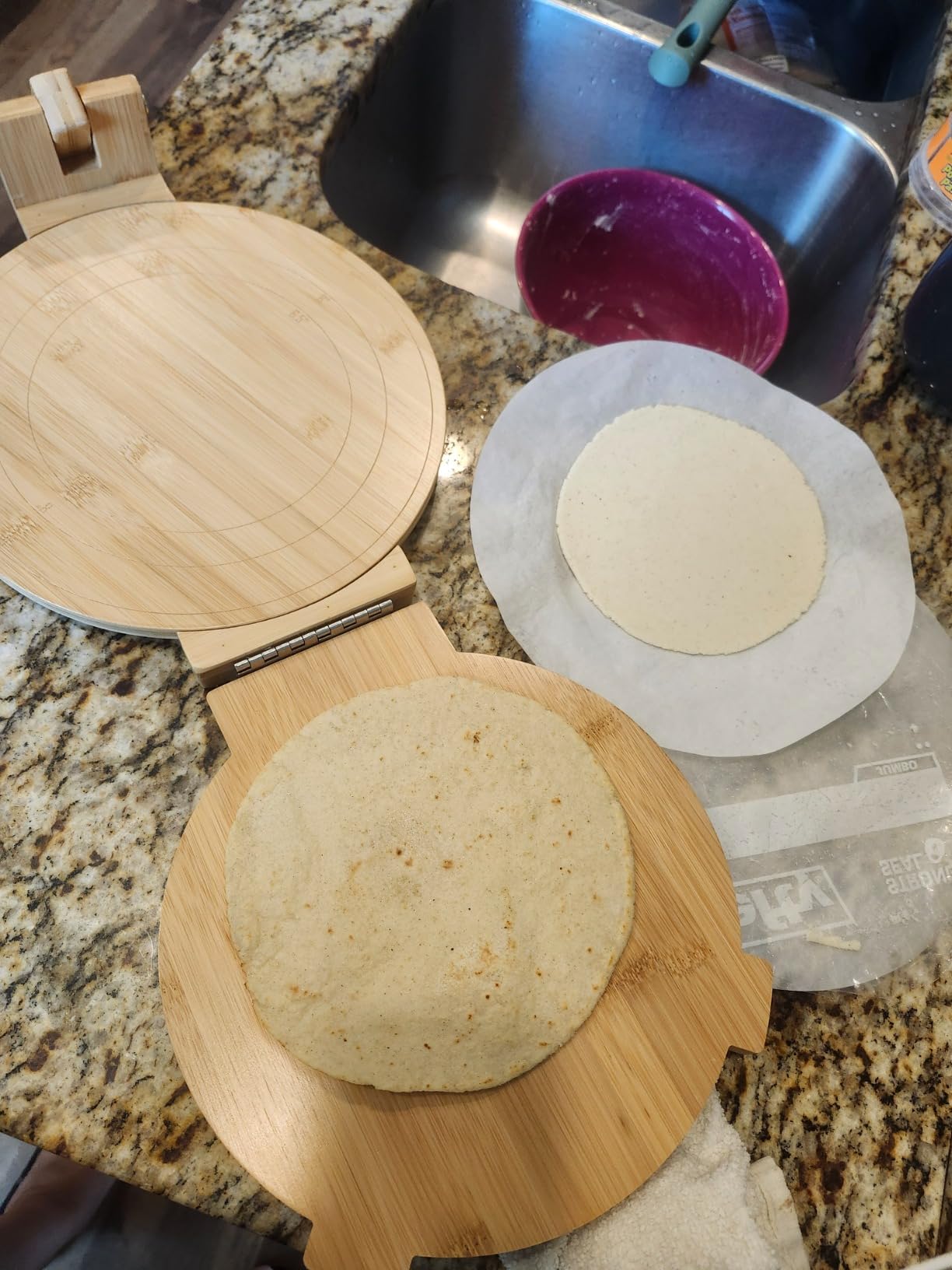 ZUJJAFY Tortilla Press 10 Inch Bamboo Tortilla Maker with 50pcs Parchment Paper, Mexican Tortillera Presser Homemade Tortillas Pataconera Dough Press, Square customer photo 1