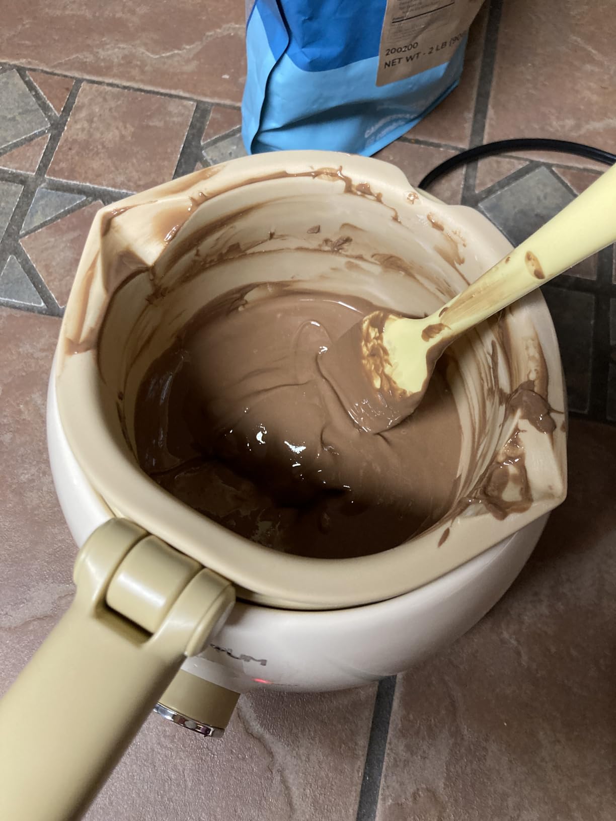 LUSHYUM Electric Chocolate Melting Pot with 2 Insert Pots, 4-Cup Chocolate customer photo 2