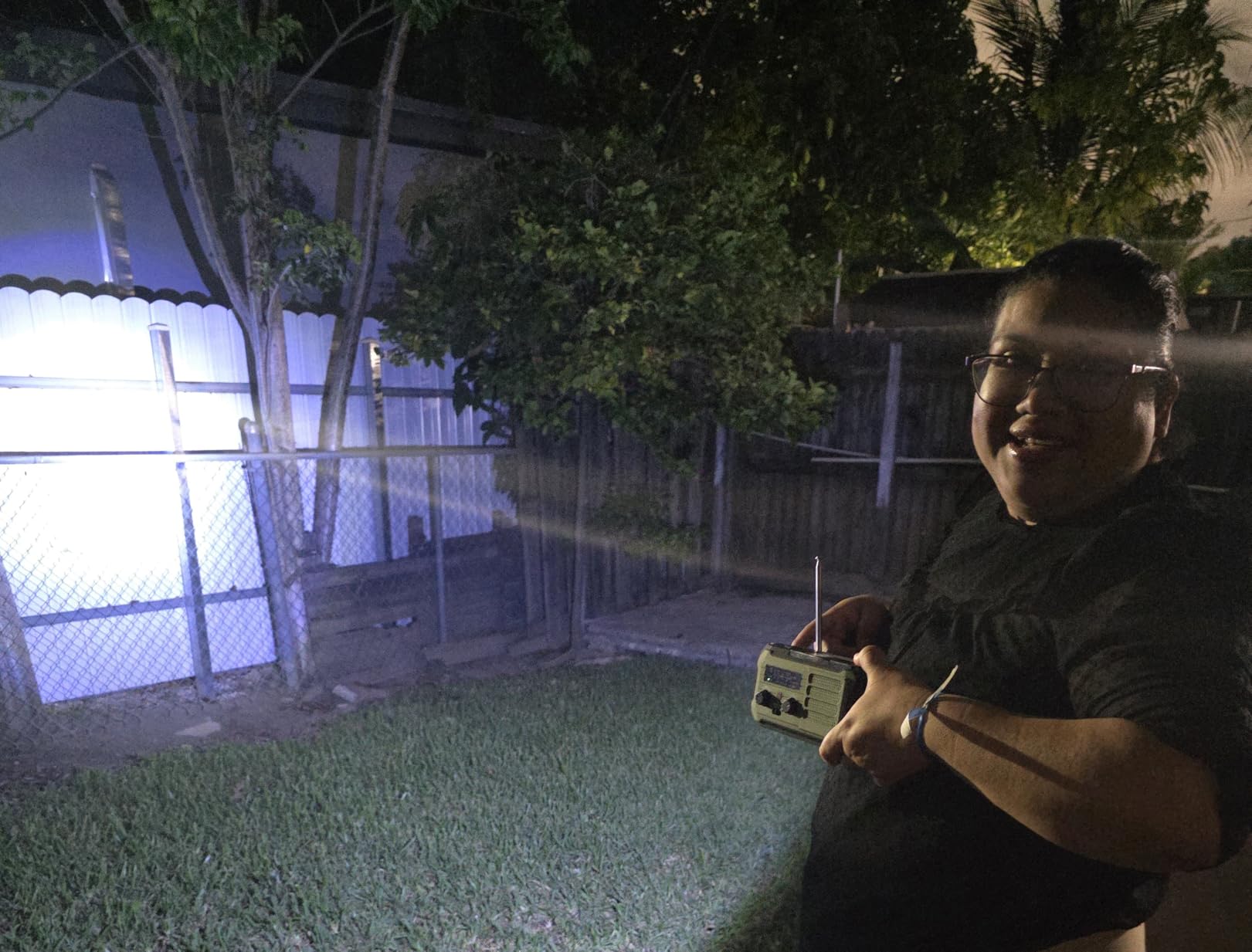 Emergency Radio Hand Crank Solar, 10000mAh/37000mWh Emergency Weather Radio customer photo 1