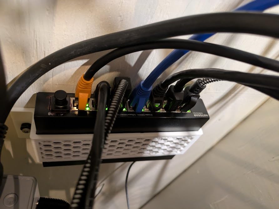 NETGEAR 16-Port Gigabit Ethernet Unmanaged Network Switch (GS316v3) customer photo 1