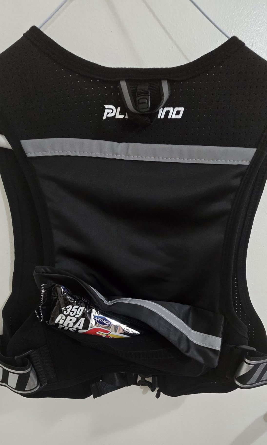 PLUSINNO Running Vest for Men Women, Runners Vest with 500ml Water Bottle customer photo 1