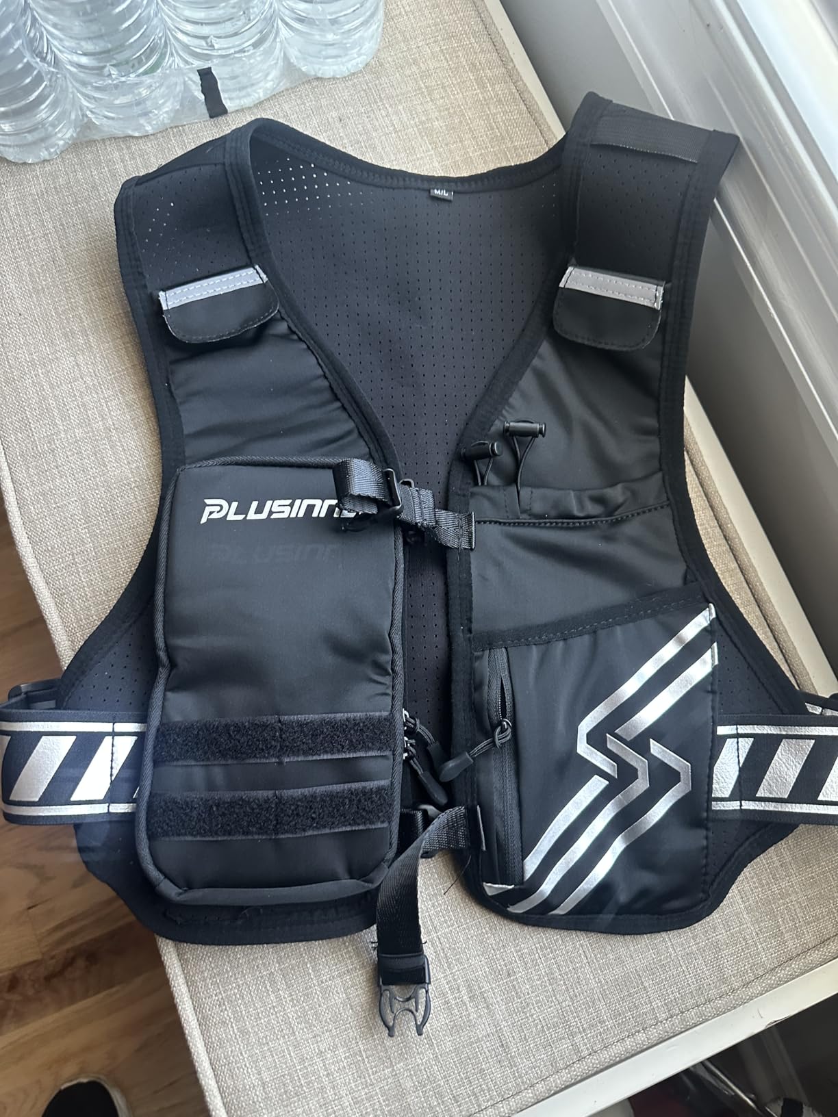 PLUSINNO Running Vest for Men Women, Runners Vest with 500ml Water Bottle customer photo 2