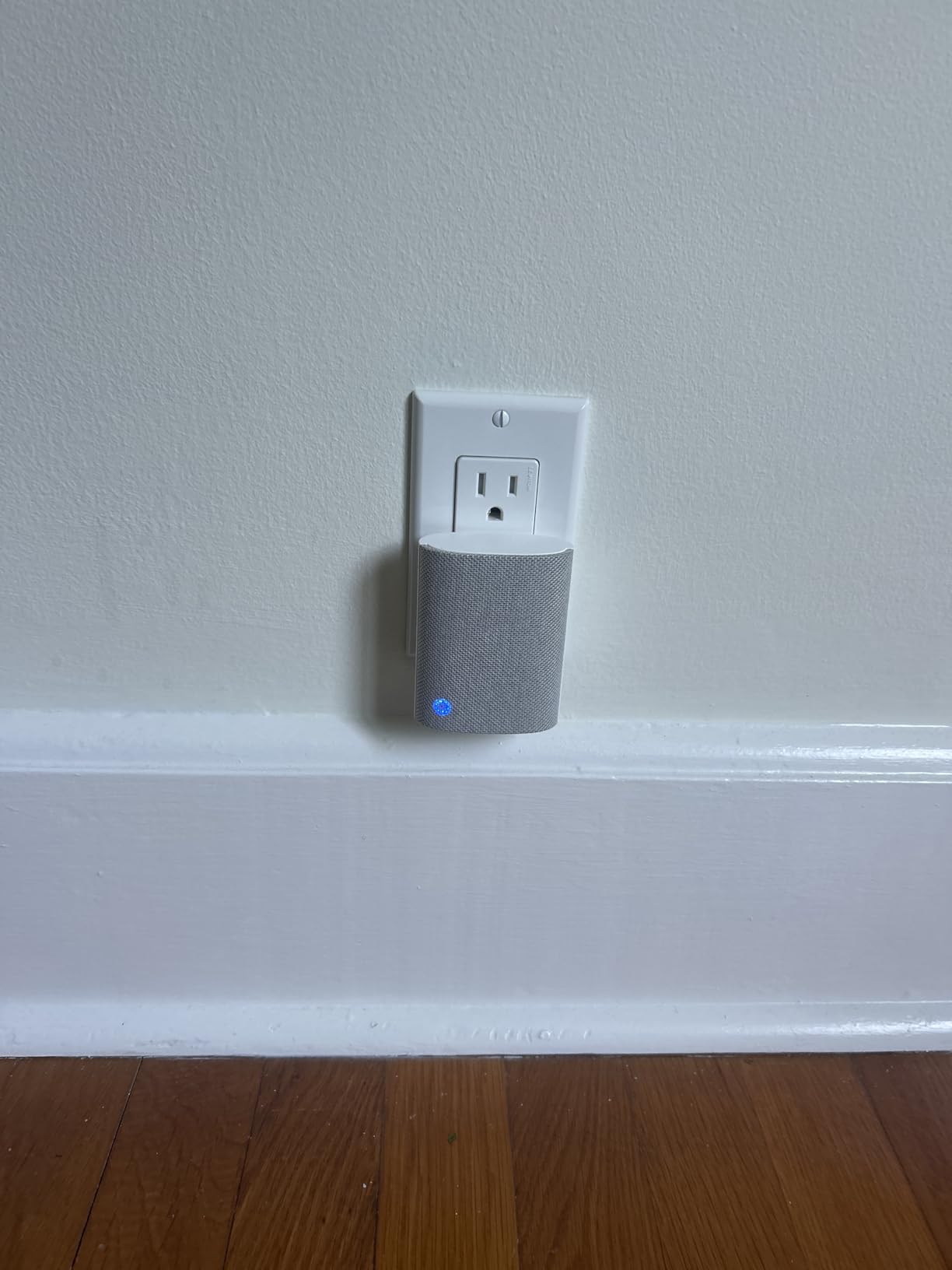 Ring Chime — Enhanced audio for real-time alerts you can hear from anywhere, easy plug-in setup, simple wifi & Bluetooth connectivity, sleek design, White customer photo 1