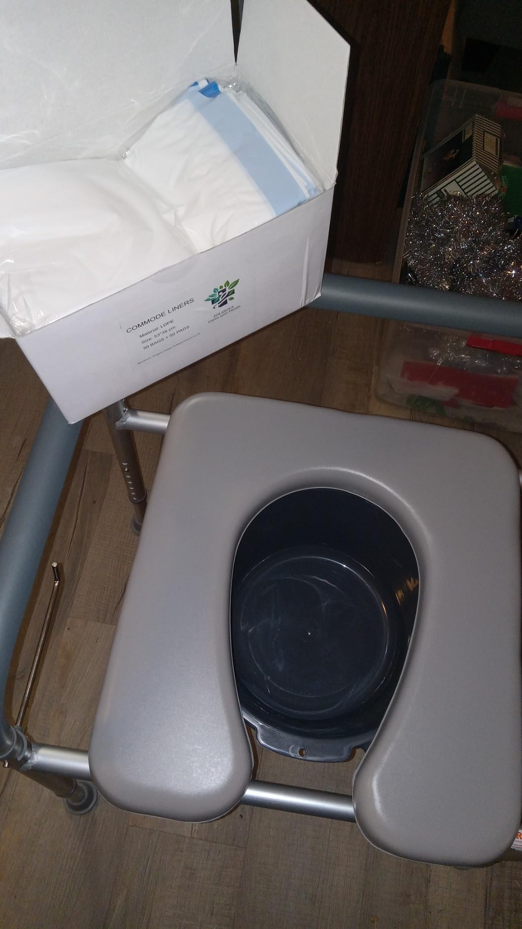 VEVOR Bedside Commode Chair with Wheels, 350 lbs Capacity, 4-in-1 Portable Toilet and Raised Toilet Seat with Padded Seat/Backrest/Flip-up Footrest, Detachable 5L Bucket, Shower Wheelchair for Seniors customer photo 2
