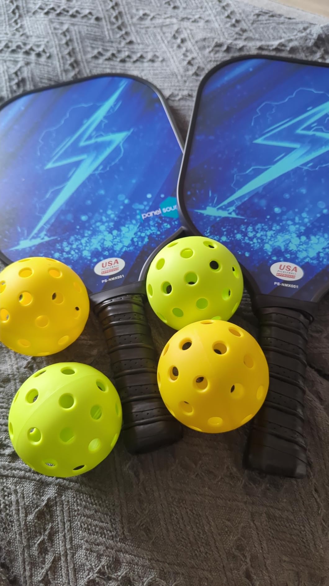Pickleball Paddles Set of 2 or 4, USAPA Approved Fiberglass Pickleball Racket Set with 4 Outdoor Pickleballs and 1 Carrying Case customer photo 1