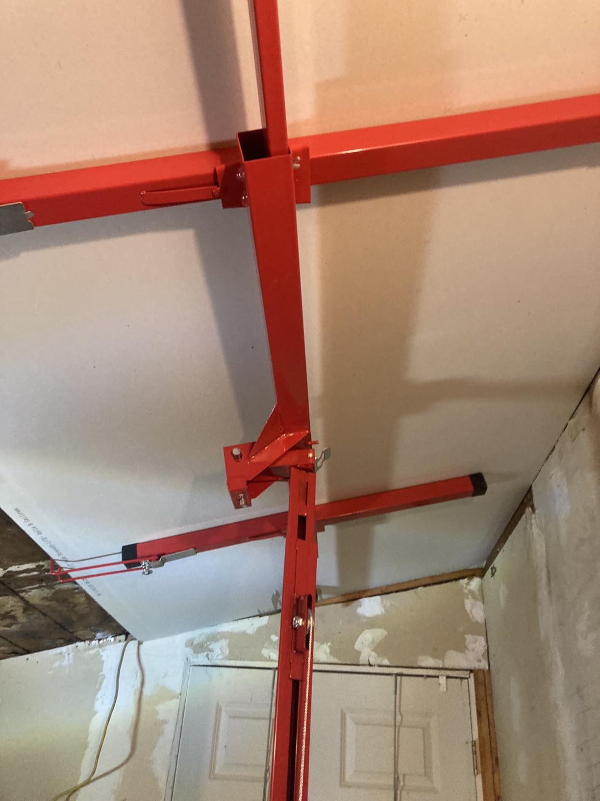 VEVOR 11ft Drywall Lift, Heavy-Duty 150 lbs Sheetrock Hoist with Adjustable Telescoping Arm, Lockable Wheels, Drywall Lifter Panel Jack Hoist Tools Ideal for Ceiling & Wall Installation (Red) customer photo 1