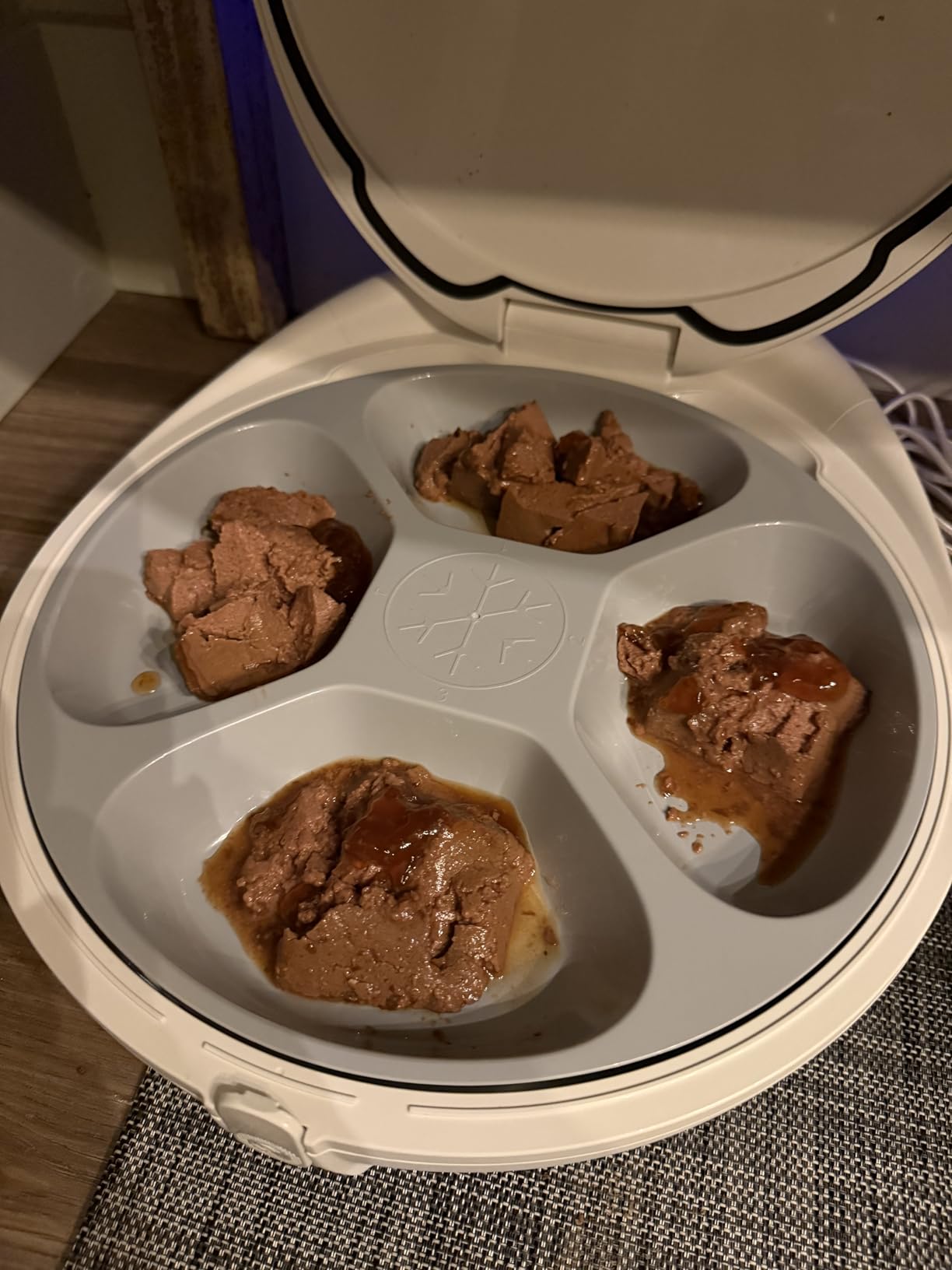 Automatic Wet Food Cat Feeder, 24H Food Freshness Smart Dual‑Temp Refrigerated Cat Feeder with Semiconductor Cooling & Pre‑Heating, App‑Controlled, Easy to Clean, 4‑Day Feeding Schedule customer photo 1