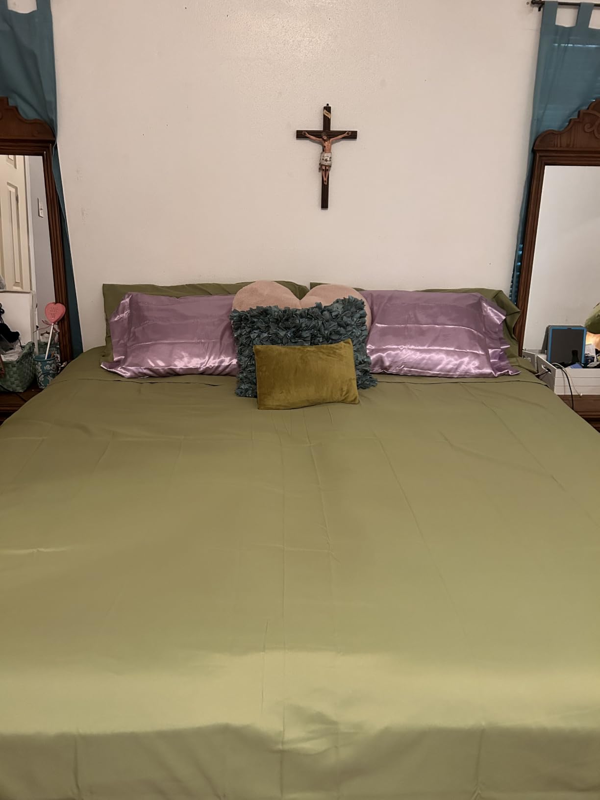 Amazon Basics Lightweight Super Soft Cooling, Breathable Wrinkle Resistant Brushed Microfiber 4-Piece Sheet Set with 14-Inch Deep Pockets, Queen, Taupe, Solid customer photo 2