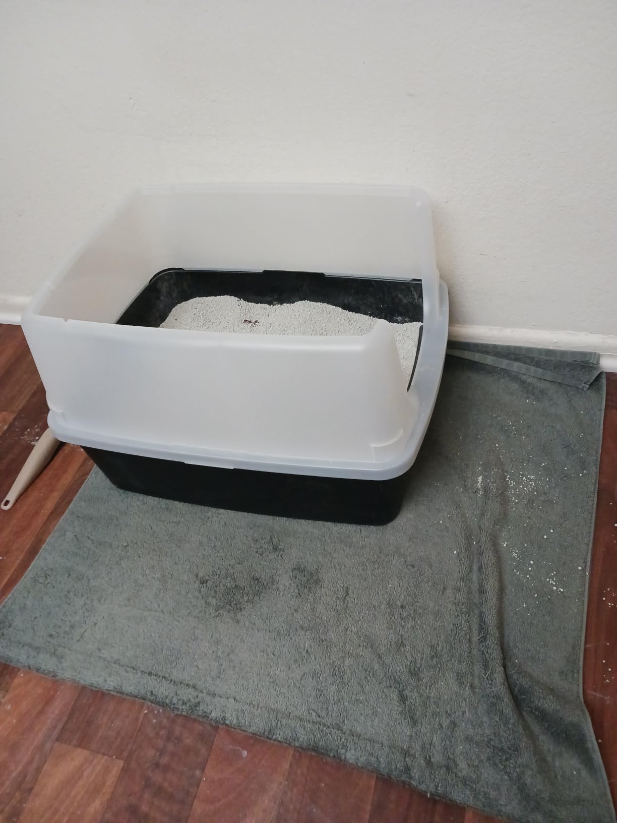 IRIS USA High Sided Cat Litter Box, Large, Scatter Shield, Black customer photo 1