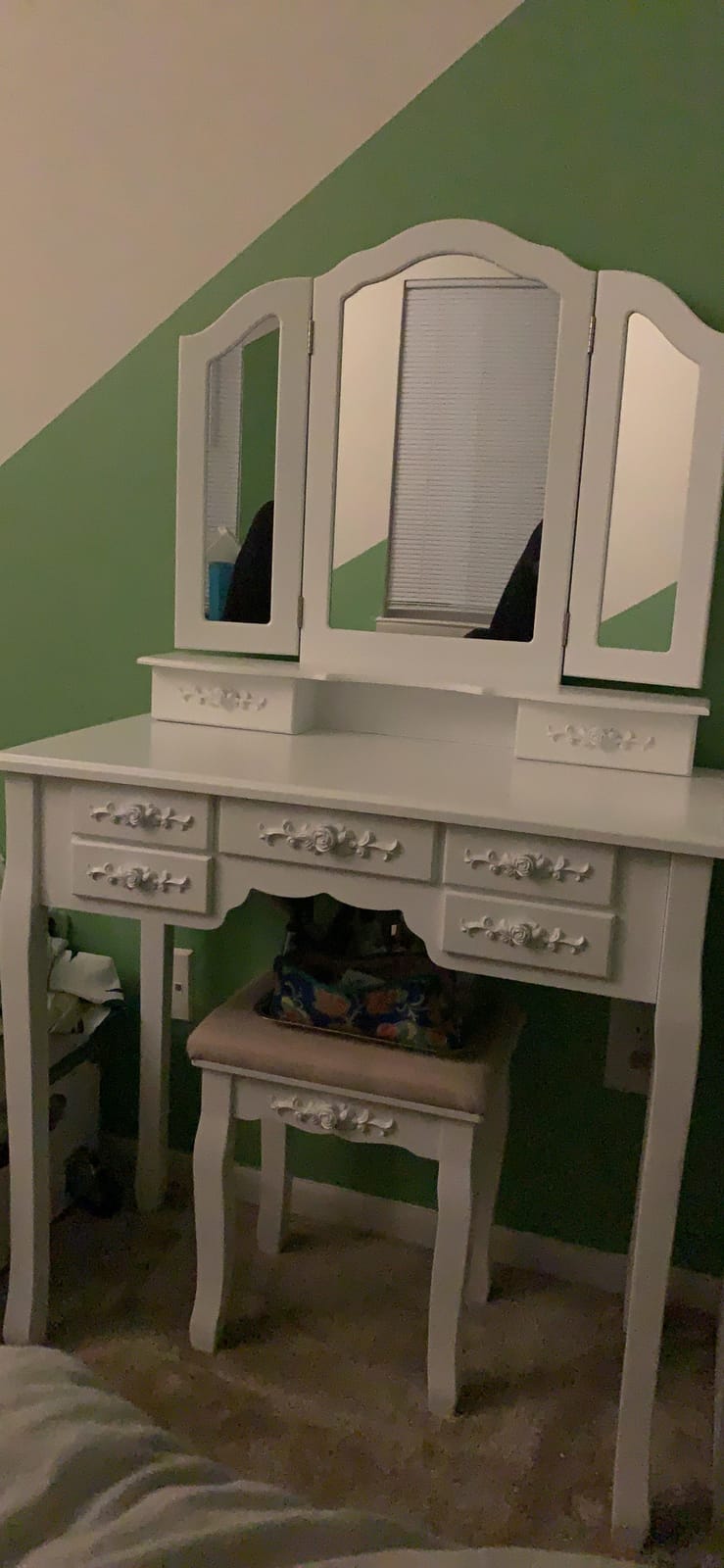 Tiptiper Vanity Table Set with Lighted Tri-Folding Mirror, Makeup Vanity with Lights & 3 Color Lighting Modes, Vanity Desk with Mirror and Cushioned Stool, Makeup Table with 5 Drawers, White customer photo 2