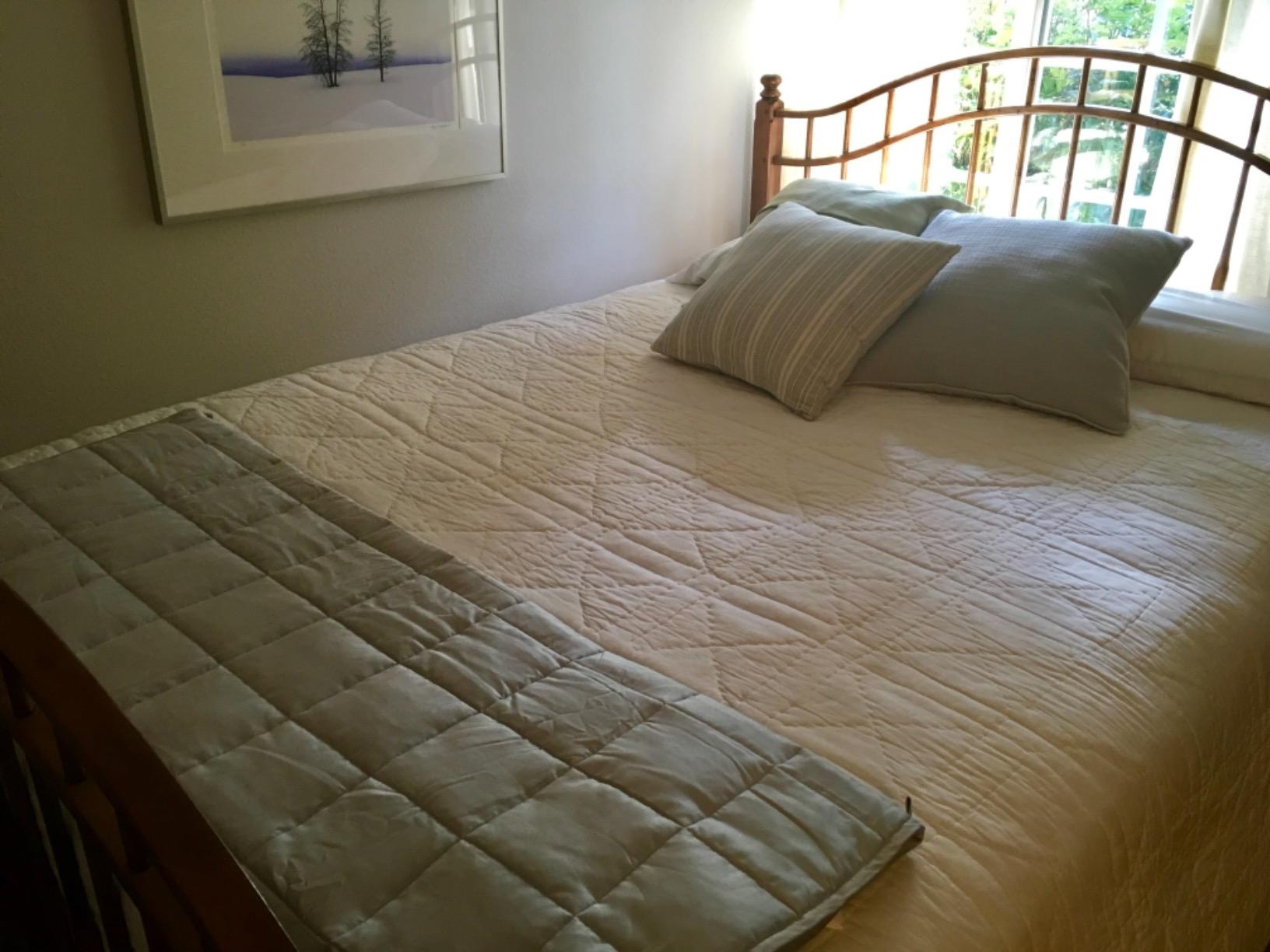 YnM Exclusive Cooling Weighted Blanket with Bamboo Viscose, Smallest Compartments with Glass Beads, Bed Blanket for One Person of 140lbs, Ideal for Twin/Full Bed (48x72 Inches, 15 Pounds, Light Grey) customer photo 1