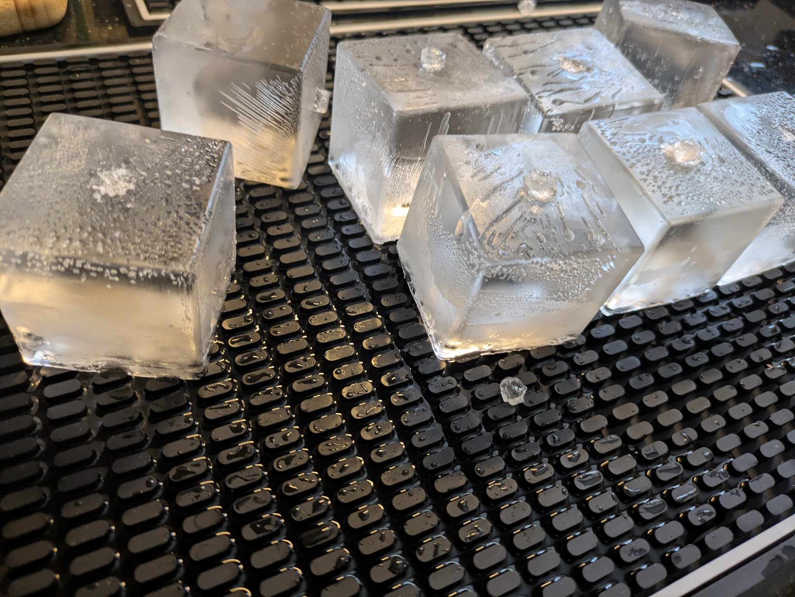 TINANA Upgrade 2 Inch Clear Ice Cube Tray Make 8 Large Square Crystal Ice Cube Maker for Cocktail, Whiskey & Bourbon Drinks, Gifts for Men customer photo 1