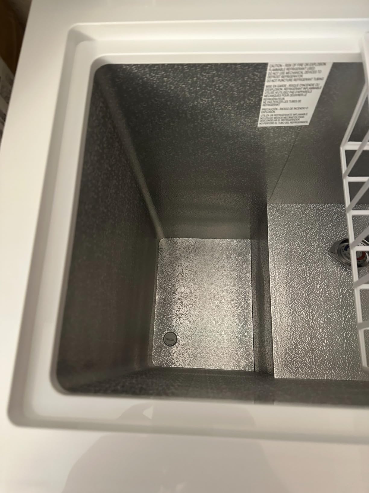 BLACK+DECKER 10 Cu. Ft. Chest Freezer, R600a Refrigerant, BCF1000E, White customer photo 1