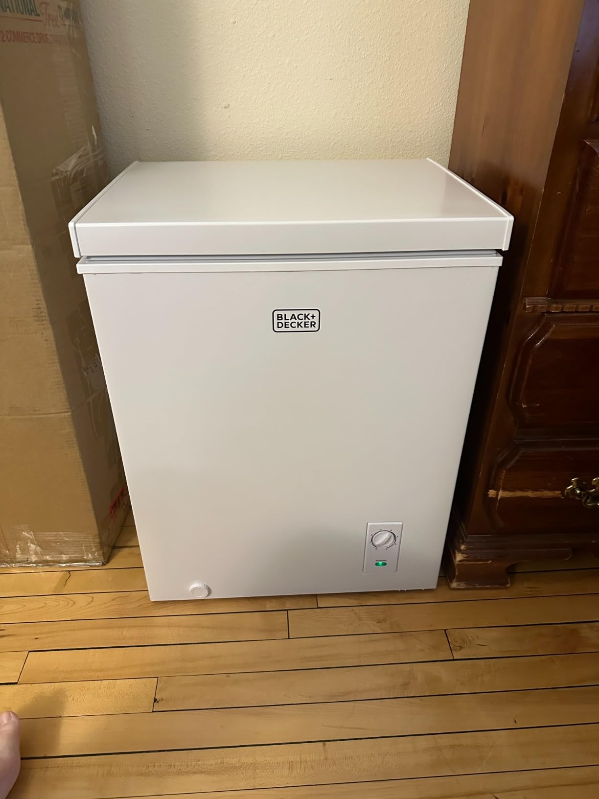 BLACK+DECKER 19.8 Cu. Ft. Chest Freezer, R600a Refrigerant, BCF1980E, White customer photo 1